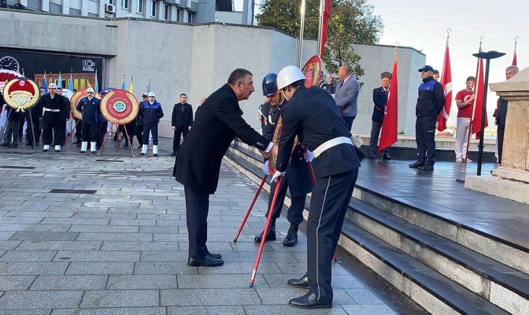 Atatürk’ü minnetle anıyoruz! Türkiye’de saat 9’u 5’geçe hayat durdu 58